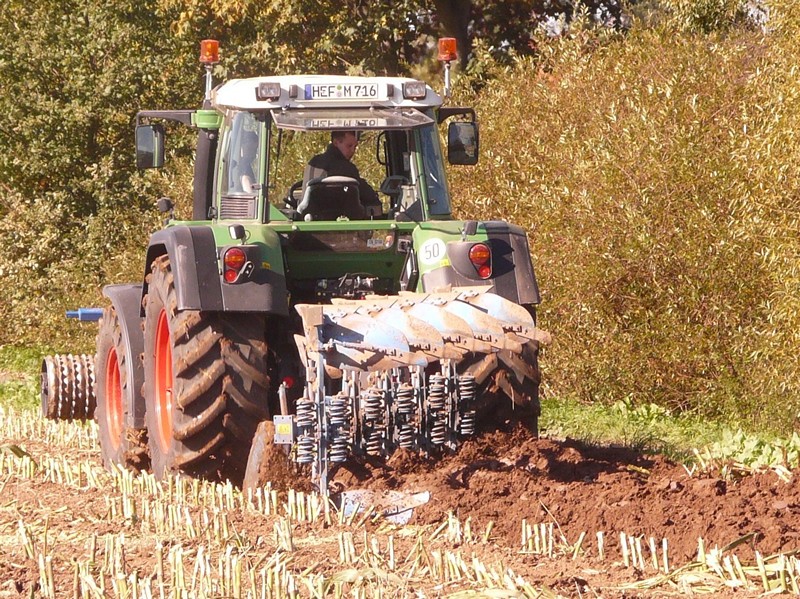 P1130926 Tractor Plough