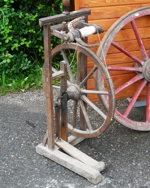 P1200741 Voronet spinning wheel